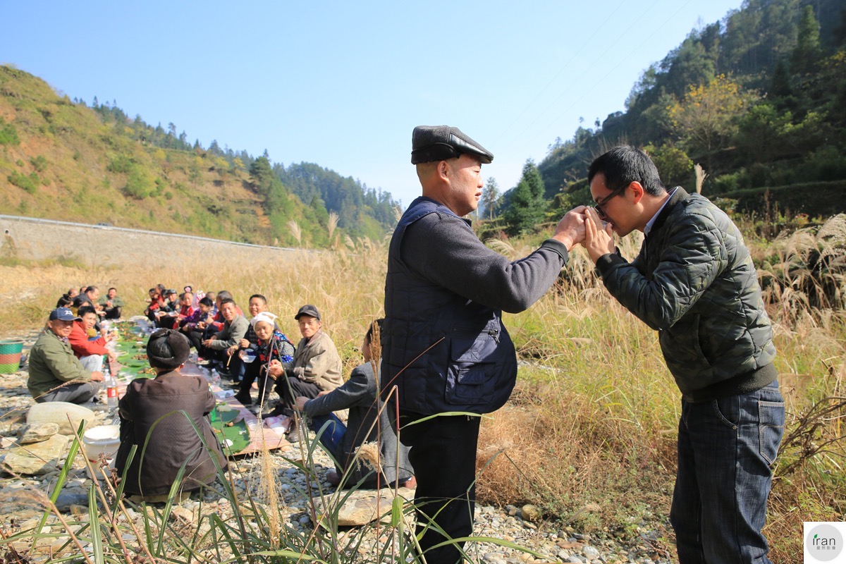 山里农村人月入400元,却比月入万元城里人幸福