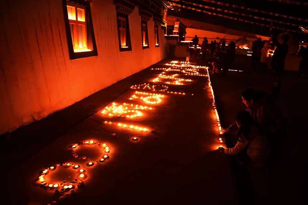 肃南裕固族藏族"燃灯"祈福平安