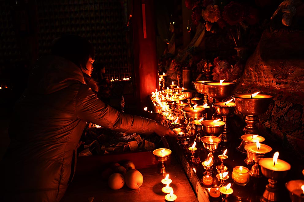 肃南裕固族藏族"燃灯"祈福平安