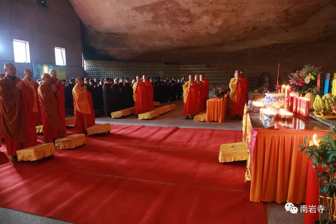 弋陽南巖寺水陸法會第1天誦經禮懺現場人山人海