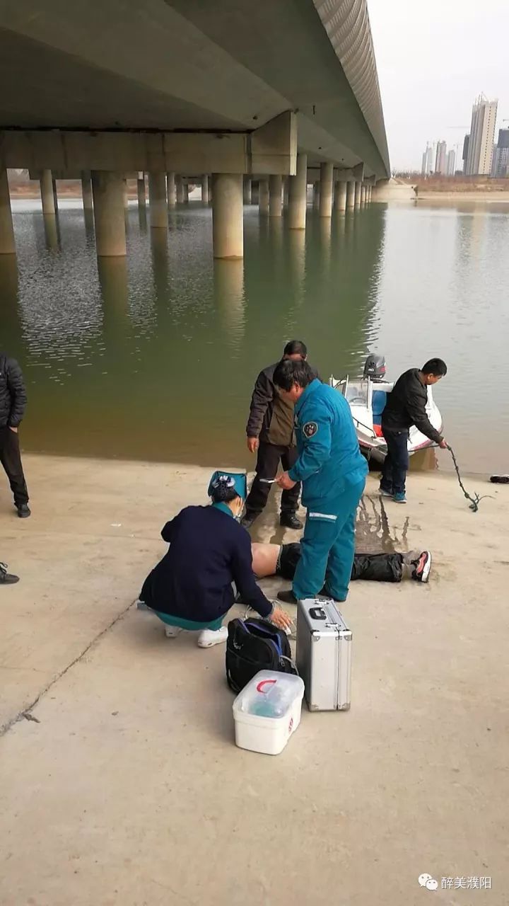 突發濮陽龍湖發現一具男屍已被打撈上來