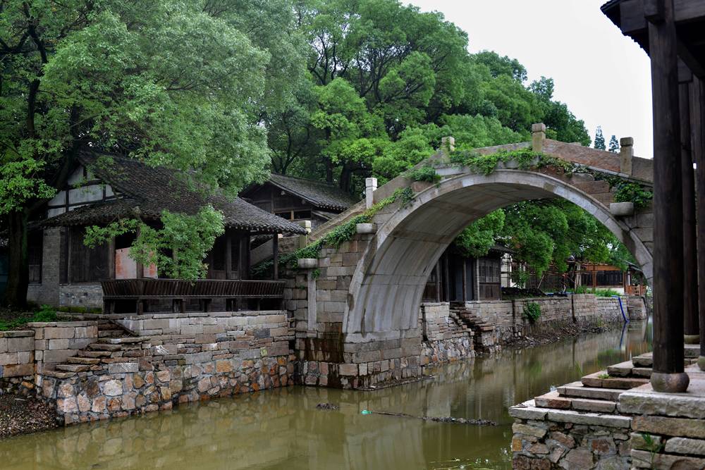 古鎮它的名字叫濮院在濮院有一條歷史的長河靜靜地流過它叫京杭大運河