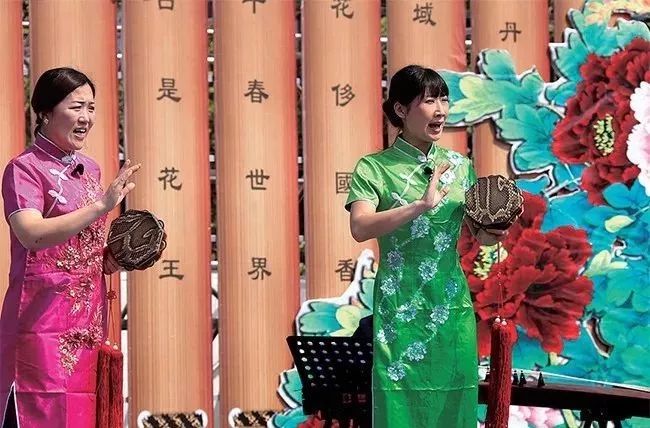 琴書集中了多種音樂素材,曲調簡潔質樸,沉穩有力,音樂語彙豐富,演員和