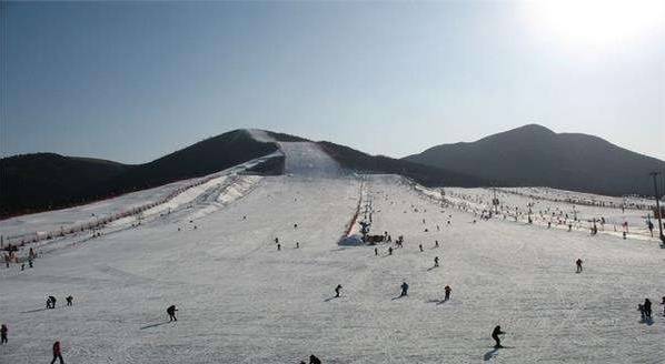 尧山滑雪场尧山滑雪乐园位于鲁山县尧山镇,是"山,佛,汤"冬季旅游线路