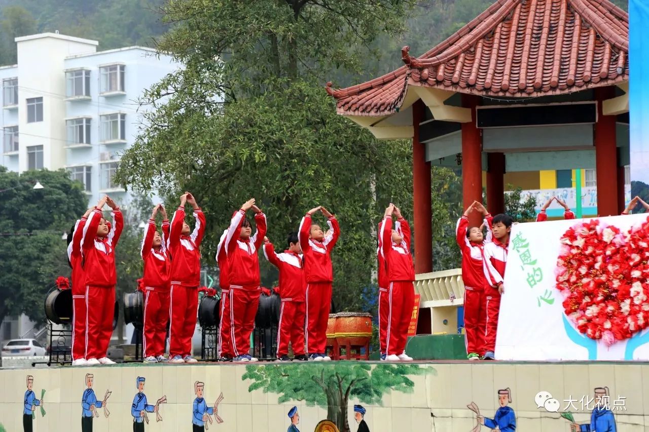 黄晗 摄武韬(前左三,李世科(前右二,马南萍(前左二)等领导观看六也