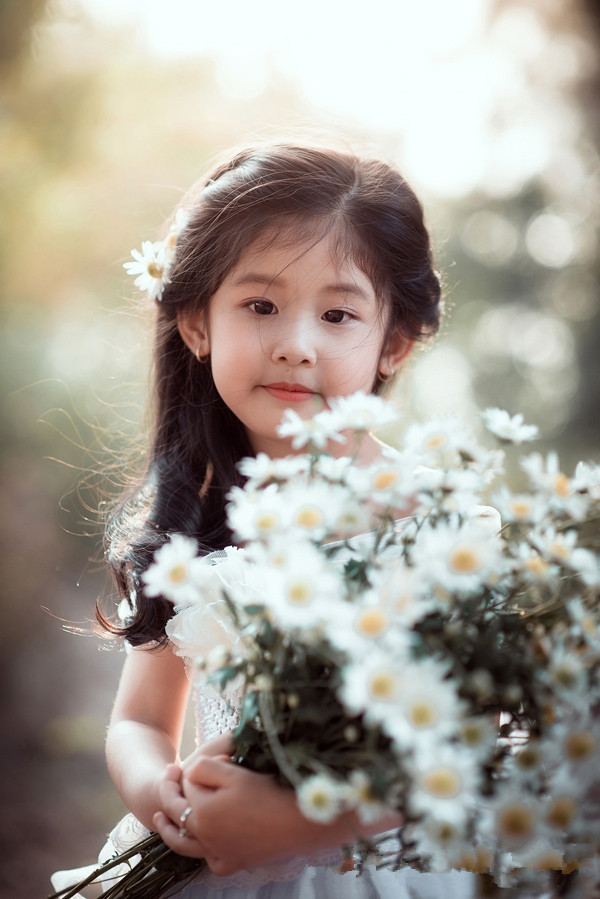 细心的网友却发现这个四岁的小女孩竟然像极了婴儿肥版的刘亦菲,在