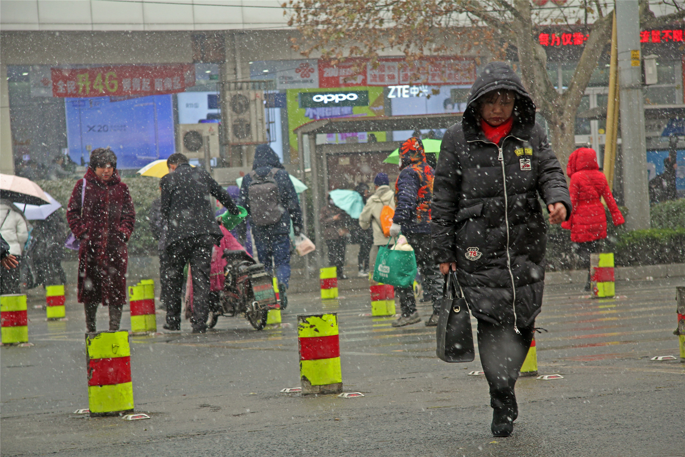 濟南迎來入冬第一場大雪!路上行人也