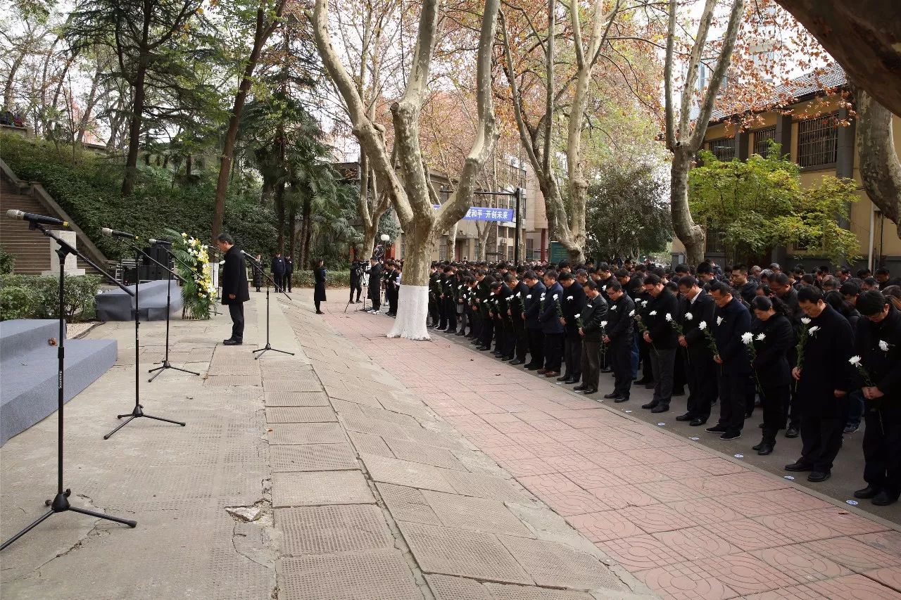 齐声高唱国歌,国歌唱毕,全场向南京大屠杀死难者默哀,同一时间,防空