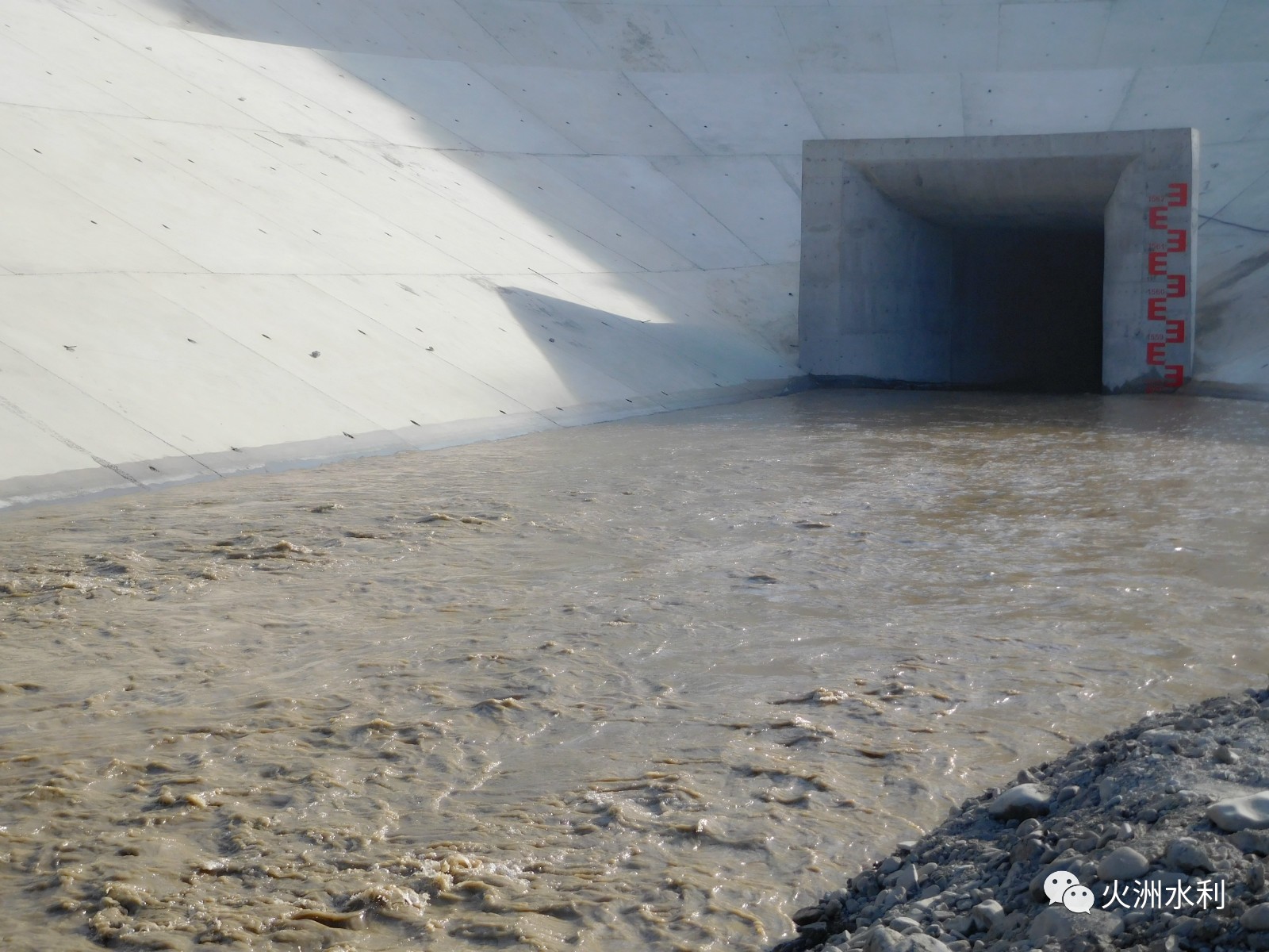 吐鲁番市大河沿引水工程导截流顺利完成