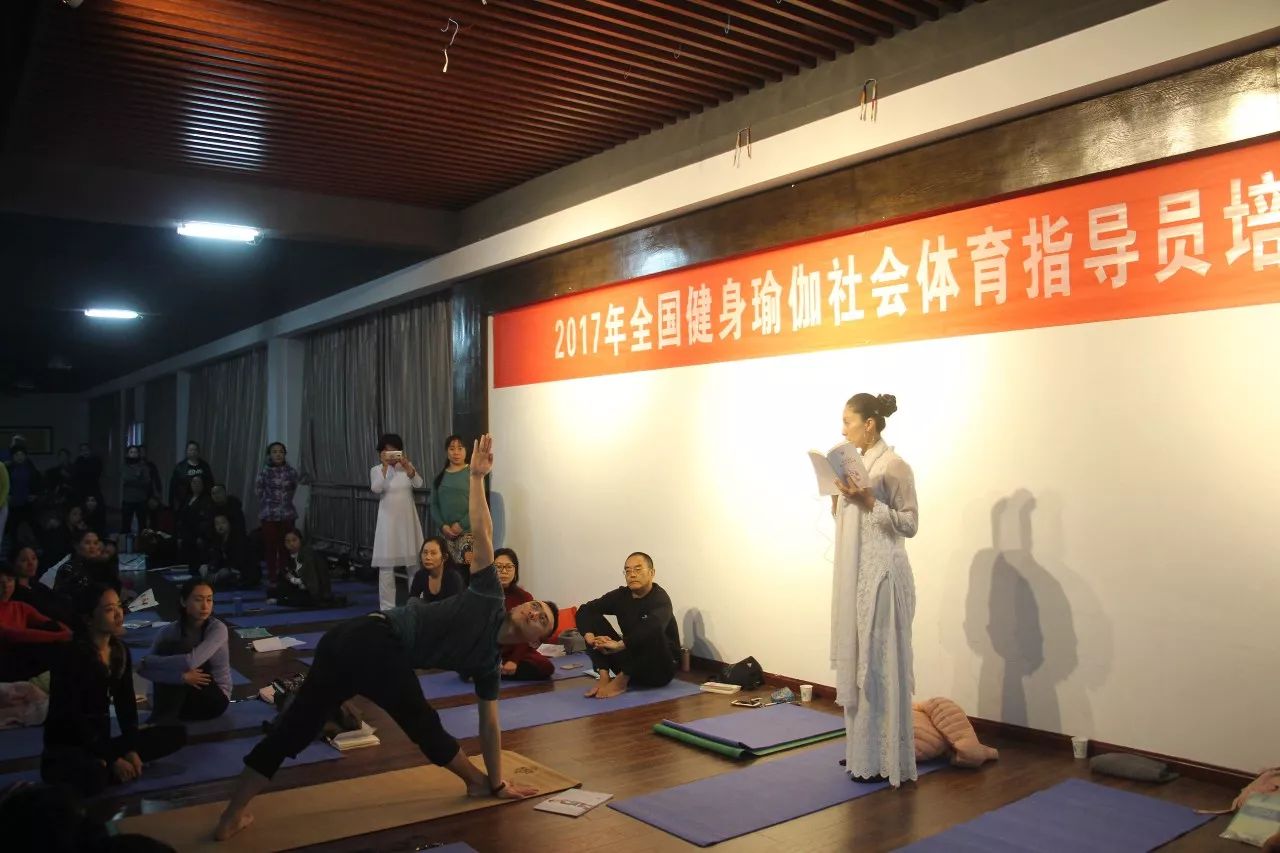 瑜伽王静宜老师八段锦图片