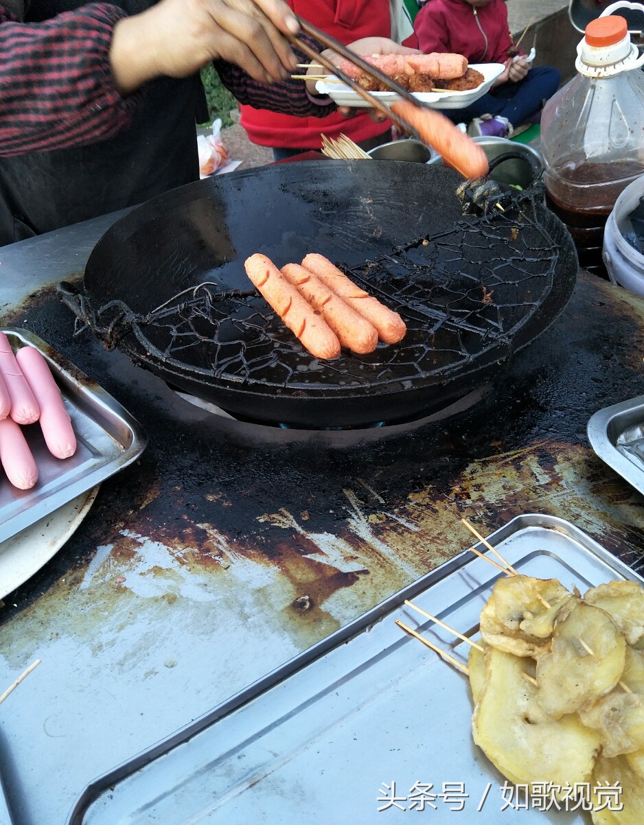 路边小摊上的这些小吃你更看重味道还是健康呢