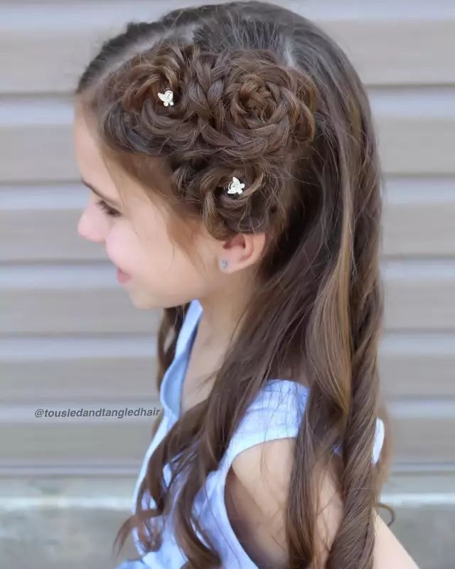 还有盘发,时尚妈咪赶快学起来,夏季就是要帮女儿扎清清爽爽的辫子!