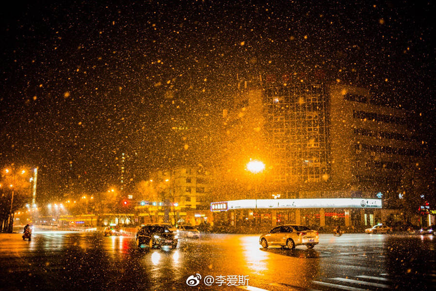 山西临汾降下今冬第一场雪 画面美到窒息