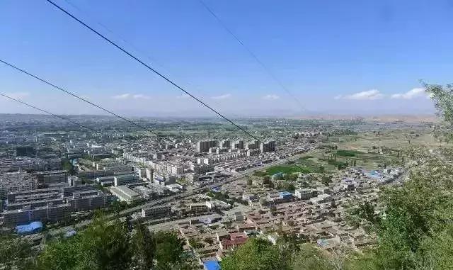 靖遠縣烏蘭山俯瞰縣城靖遠縣烏蘭山登山路一角靖遠縣烏蘭山頂紀念亭