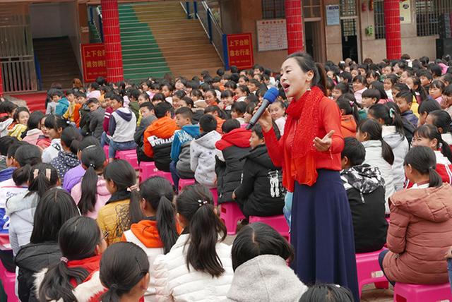 政府協辦的宣傳十九大精神文藝演出在富源縣大河鎮中學舉行,2000多名