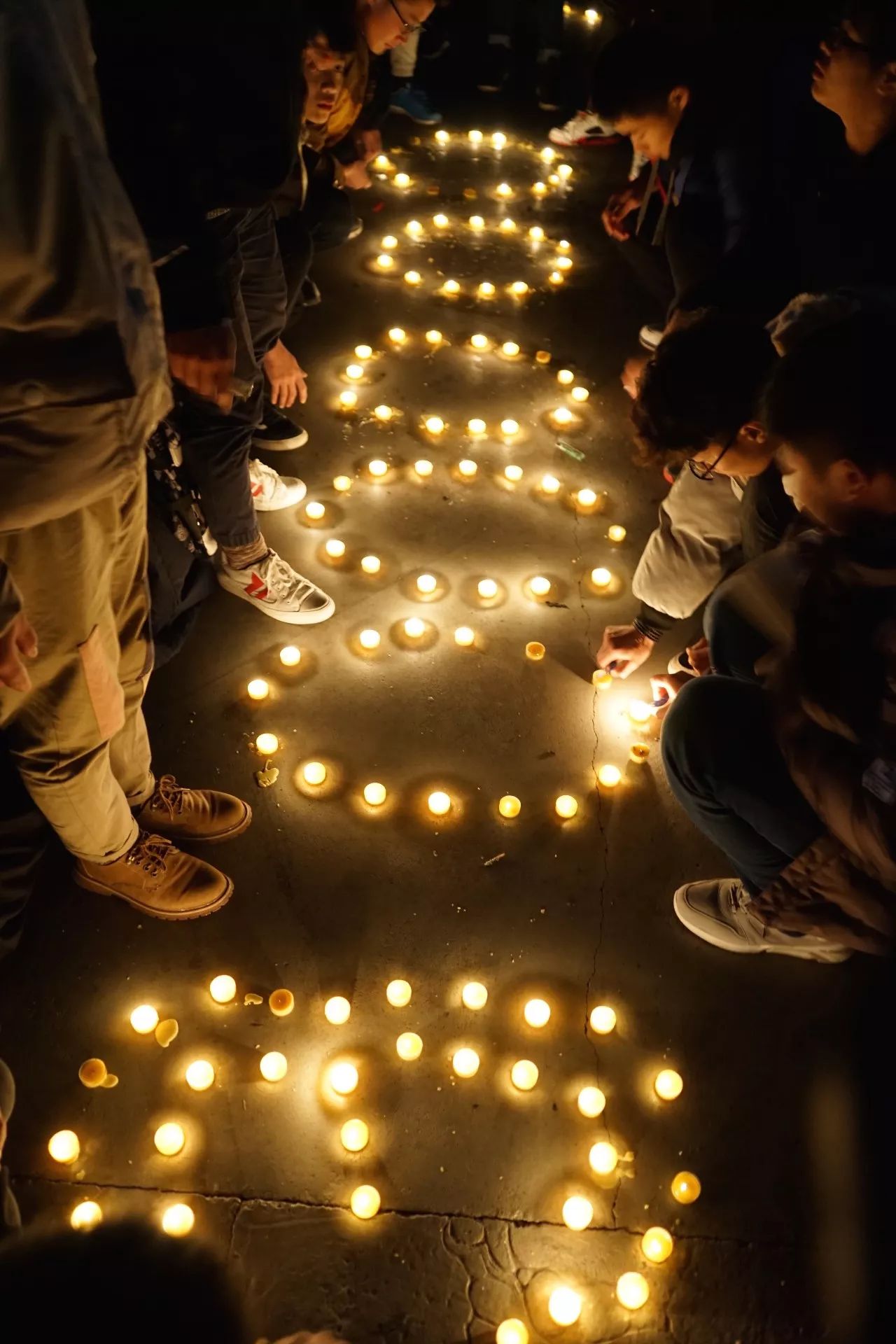 点蜡烛祈祷死人的图片图片