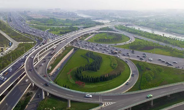东四环规划为地面快速路形式,在主要路口相交处设置跨线桥,建成后全程
