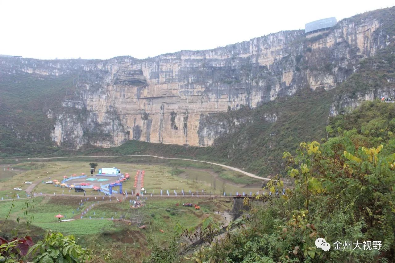 近年来,安龙把山地旅游作为旅游业的基本定位,把"多彩贵州风,山地公园