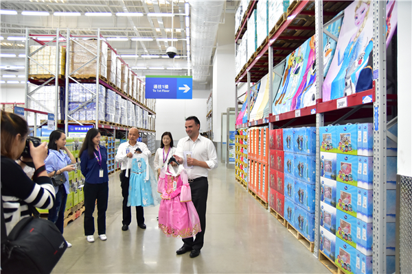 山姆食品采购高级总监康文博和厦门山姆店店总林东江介绍山姆明星商品