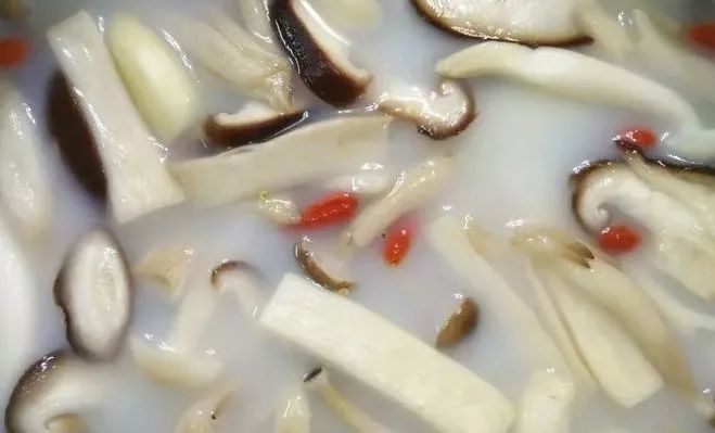 牛奶菌菇汤图片