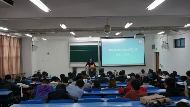 吴述金老师耐心地为同学们讲解着建模要点让我们一起来回顾一下现场的