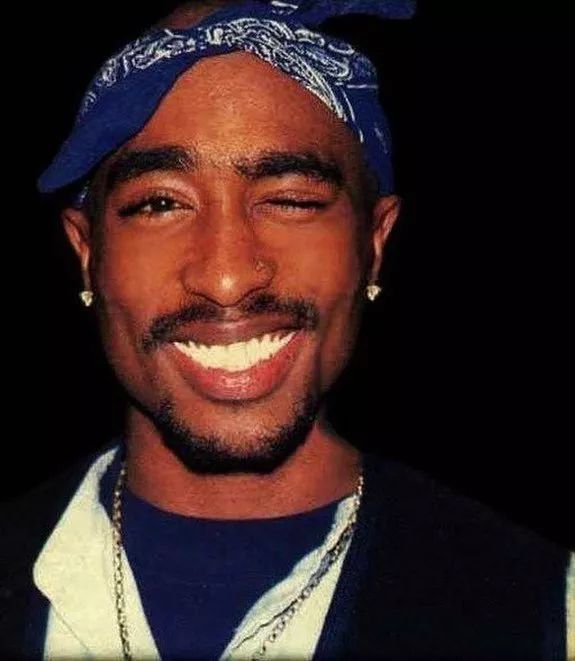 2pac死前竖起中指图片图片