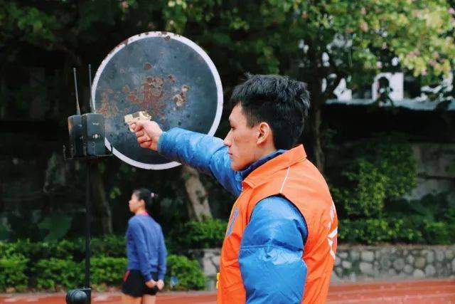 起點每一個終點賽場上總有那麼一群人幕後最美身影034x100接力把4個