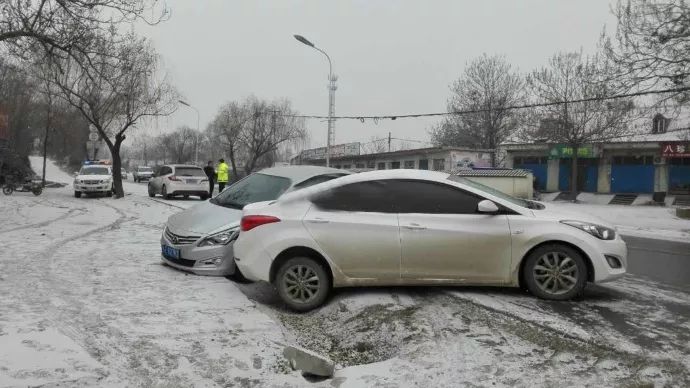 国省道车流量加大,加上雪天路滑,所以,陆续发生多起交通事故!