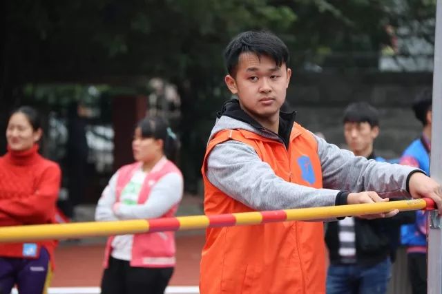 起點每一個終點賽場上總有那麼一群人幕後最美身影034x100接力把4個