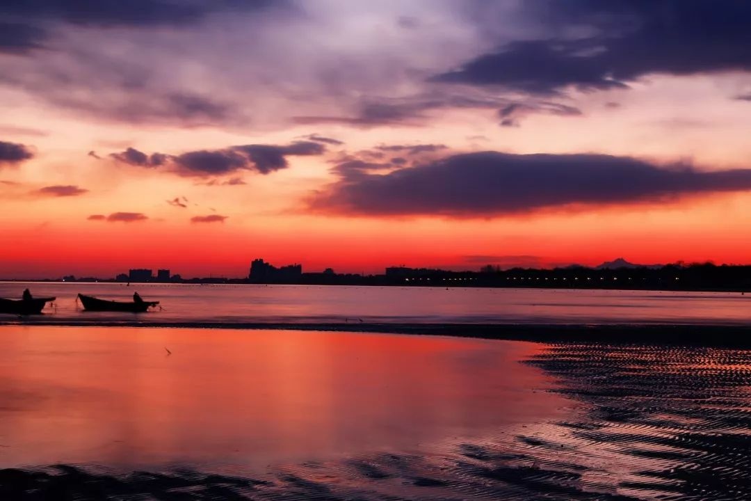 搭配落日餘暉映紅的海水和軟綿綿的沙灘,給人產生無限美好的遐想