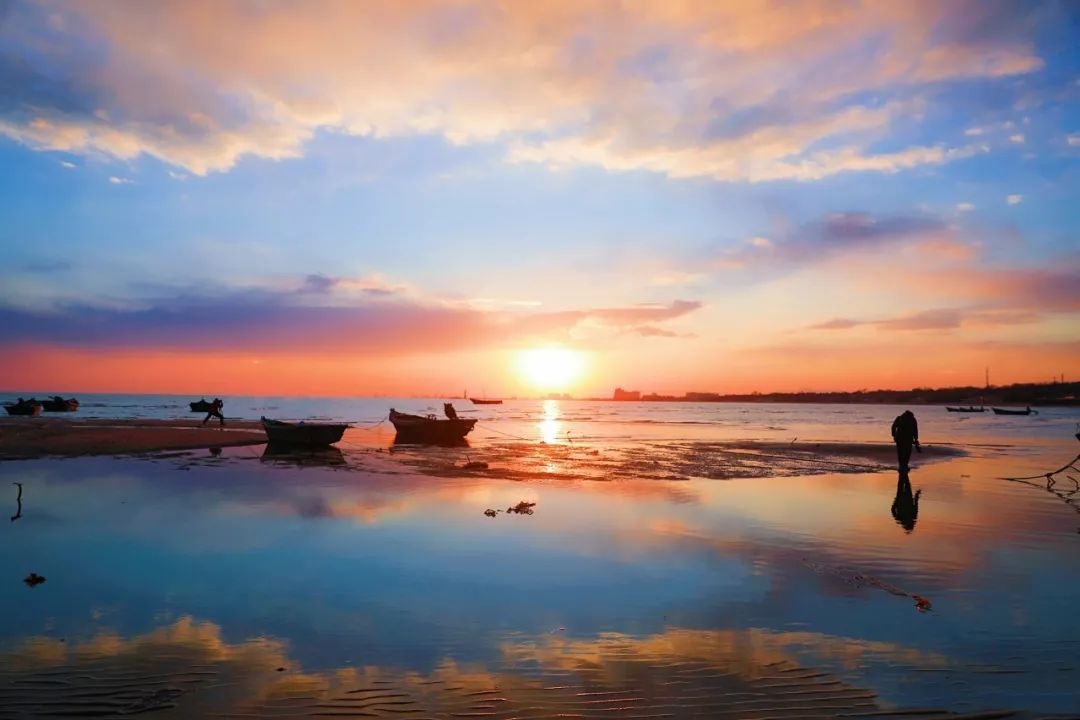 伴着夕阳渐渐西沉,橘红色的光芒映红了一切.