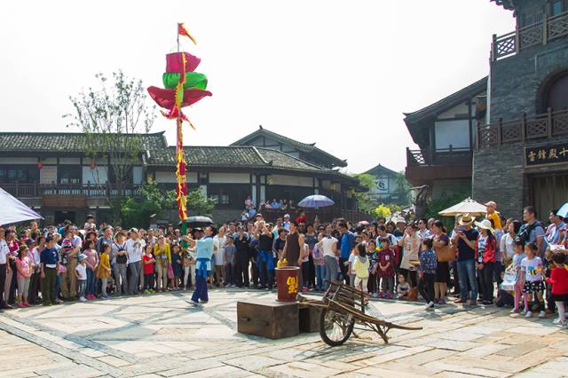 街头卖艺占卜道卦打更人音乐盒子晨钟暮鼓剧场演绎水火共融吉盐圣地