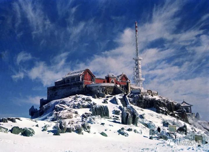 碧海烟归尽,晴峰雪半残.