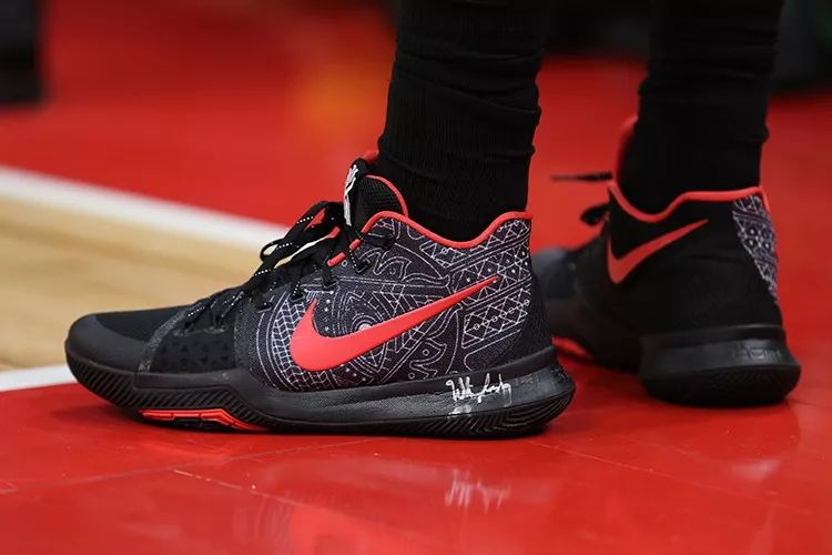 穿著了20個不同配色的nike kyrie 3 pe,當然這其中包括了一雙kyrie s1