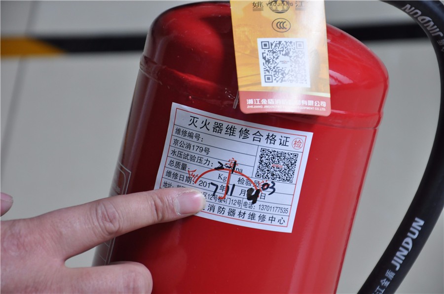 煤气罐压力表指向红色图片