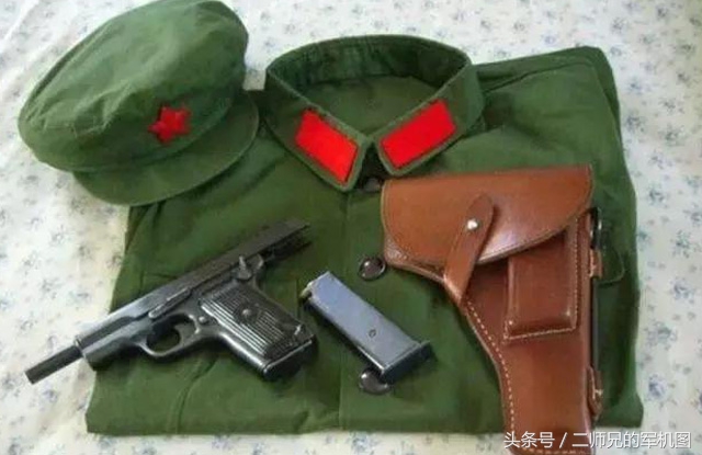 1965年隨著一句把那個牌牌搞掉,軍銜制被廢除了,55式軍裝退出了歷史