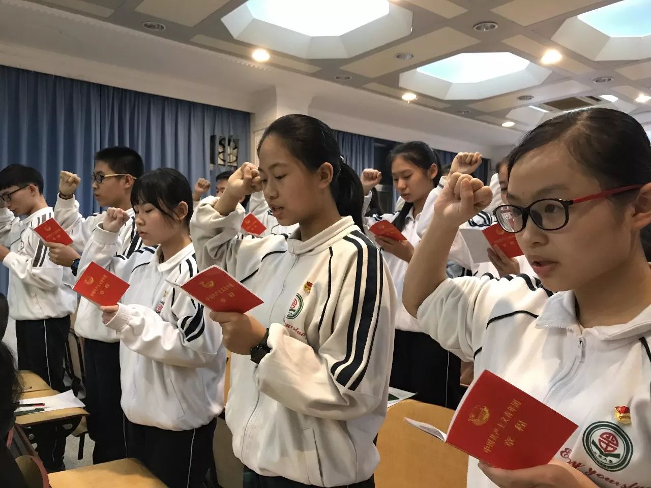 光荣啊中国共青团汕头市第四中学新团员举行入团宣誓仪式