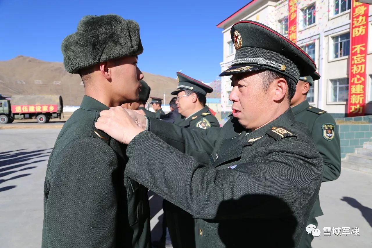 若有戰召必回陸軍西藏邊防某部退伍老兵向軍旗告別