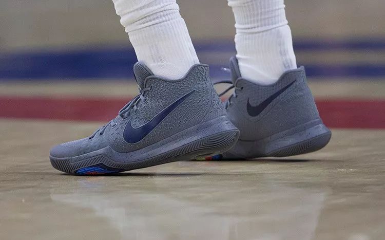 穿著了20個不同配色的nike kyrie 3 pe,當然這其中包括了一雙kyrie s1