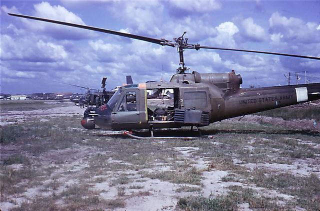 越南丛林上空的精灵越战中的改进版uh1直升机