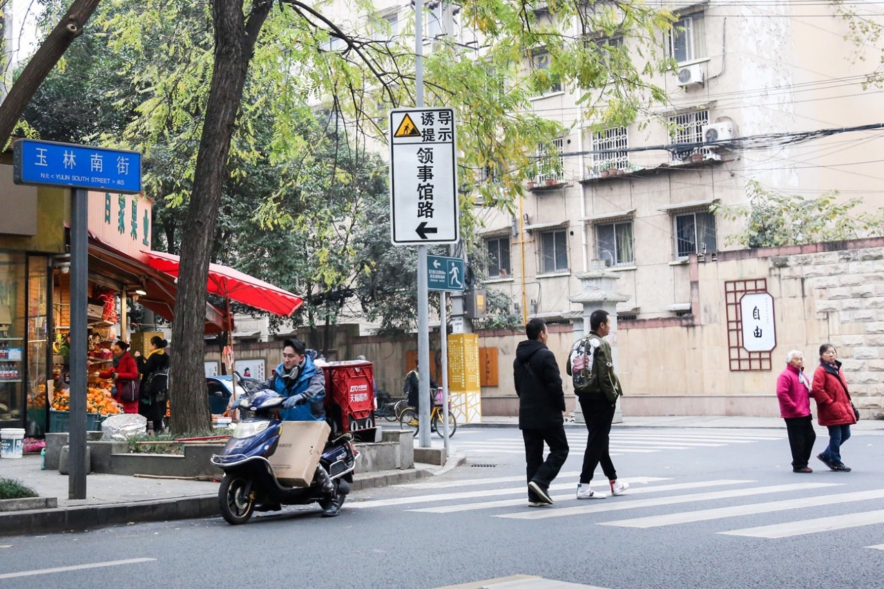 双十二丨玉林路上的快递员