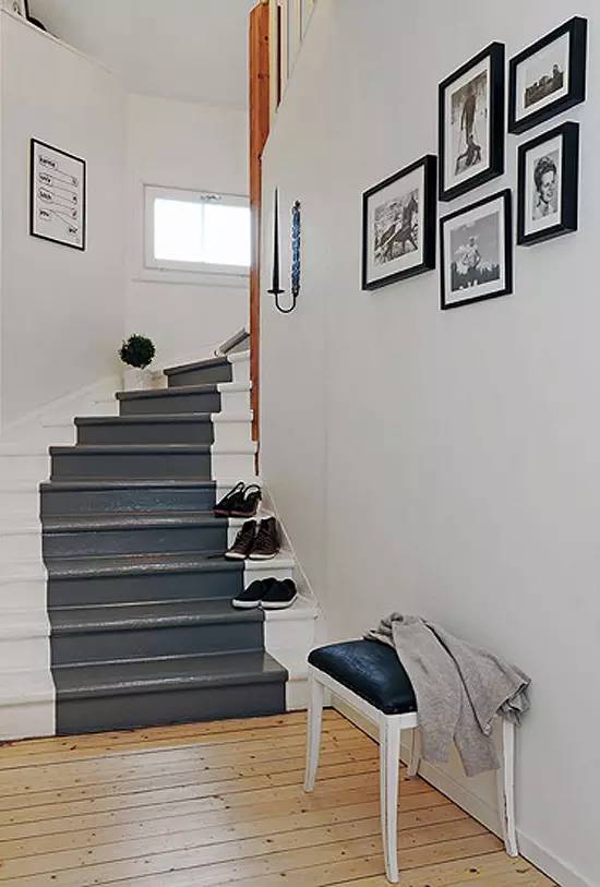 楼梯在上漆时刻意让深灰色搭配白色,非常有个性