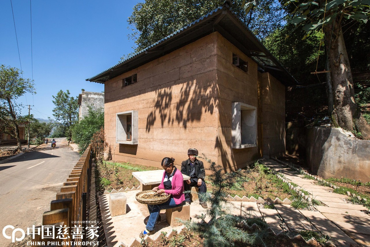 當建築師都扎堆城市,港大博士後的她卻到農村,災區造土房子,獲聯合國