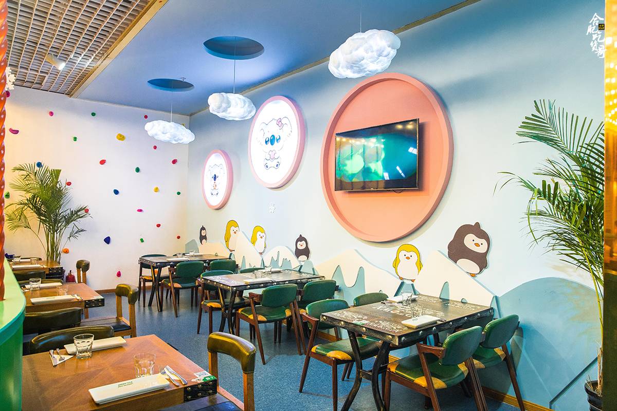 餐厅的装修以动漫主题元素为主,年轻多元化的氛围,打造出就餐环境的