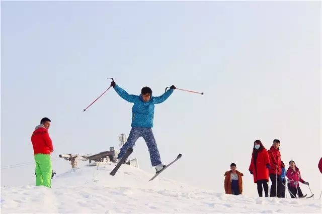 阅海滑雪场位于宁夏银川市金凤区满城北街阅海国家湿地公园,是银川