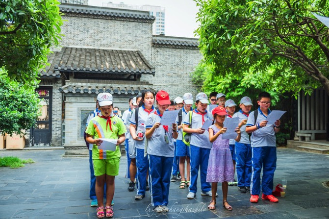 进去就看到很多的小学生在这里户外活动,整齐有序的朗读着古人的诗词