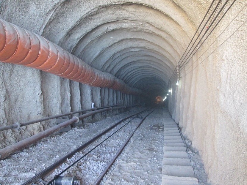 斜井侧卸式矿车长距离大坡度斜井辅助主洞出渣运输系统