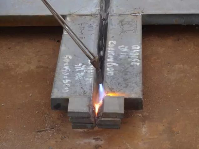 测温点应在离电弧经过前的焊接点各方向不小于 75mm 处;当用火焰加热