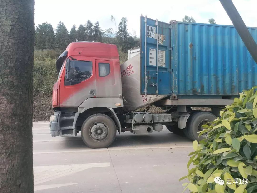 雲浮都楊:幾十噸大荒料壓入駕駛室,司機慌忙逃生_搜狐汽車_搜狐網