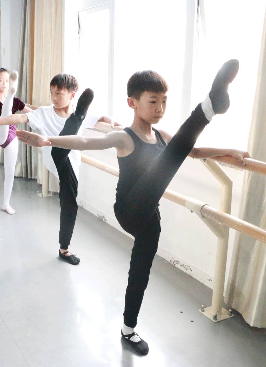 幼儿园大班男孩子舞蹈图片